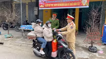 Ấm áp sắc nắng vàng trên đường người dân trở về quê ăn Tết