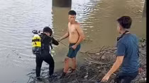 Ra bờ sông chơi, 2 anh em trượt chân đuối nước thương tâm