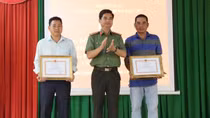 Khen thưởng 2 công dân truy bắt tội phạm