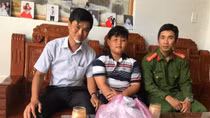 Nam sinh 12 tuổi cứu 2 người thoát đuối nước