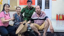Công an xã tận tình giúp đỡ cụ bà bị lãng trí đi lạc