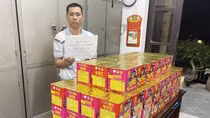 Vừa hết án lại vận chuyển 123kg pháo