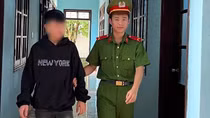 Rủ nhau ném đá xe khách vì nhậu say bị… đèn xe hắt chói mắt!