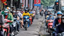Người dân ùn ùn rời Hà Nội nghỉ lễ 30/4 - 1/5