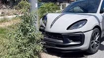 Xe Porsche không biển số tông cột đèn