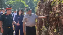 Thủ tướng dâng hương các anh hùng liệt sĩ và thăm hỏi người dân Quảng Trị