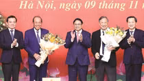 Thủ tướng Phạm Minh Chính trao Huy hiệu Đảng tặng các đồng chí nguyên lãnh đạo Chính phủ