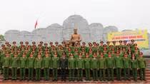 Đại học PCCC báo công dâng Bác và tặng quà các gia đình chính sách