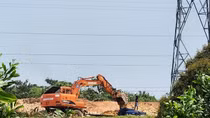 Đào bới tan hoang dưới đường điện cao thế 500kV Bắc - Nam để... lấy đất bán