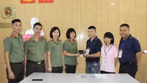 Trao trả ví cùng giấy tờ đánh rơi cho chuyên gia người Trung Quốc