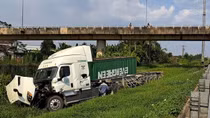 Xe đầu kéo tông sập taluy, lao khỏi đường cao tốc