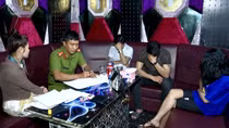 Bắt quả tang nhóm thanh niên “bay lắc” trong quán karaoke
