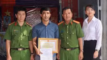 Khen thưởng người dân dũng cảm truy bắt đối tượng cướp giật tài sản