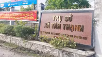 Nữ cán bộ xã mang sổ đỏ của dân đi cầm lấy tiền trả nợ