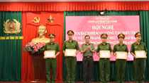 Khen thưởng 8 tập thể, cá nhân xuất sắc đấu tranh với tội phạm truy nã