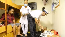 Tàu Hải quân đưa hai ngư dân lâm bệnh từ Trường Sa về Cam Ranh