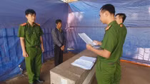 Dùng súng bắn người khác bị thương vì nhớ lại thù cũ