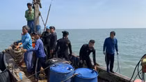 Cứu hộ lặn mò tìm kiếm nạn nhân trong khoang thuyền chìm dưới biển Cần Giờ