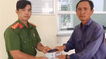 Nhân viên nhặt được 25 triệu đồng mang đến Công an giao nộp