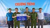 Kết hợp trao đổi nghiệp vụ và hỗ trợ Công an xã sửa chữa trụ sở làm việc