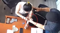 Hai đối tượng người nước ngoài vào đại lý bia lừa đổi tiền