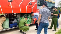 Ém gần 1000 chai bia Heineken nghi nhập lậu dưới “bụng” xe khách
