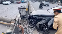 Lái xe đâm đổ cột đèn rồi quay ngang Quốc lộ 1A