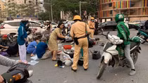 "Xe điên" tông loạt xe máy, người bị thương nằm la liệt