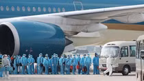 Chuyến bay trên trời, băng ngầm dưới đất