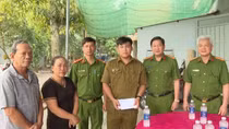 Thăm hỏi, trao tiền trợ cấp cho công dân tích cực tham gia chống tội phạm