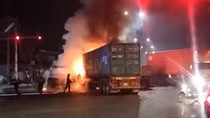 Hai xe container đối đầu, bốc cháy giữa ngã tư