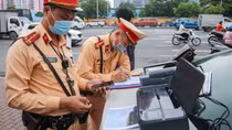 Tài xế vi phạm được CSGT "check VAR" ngay tại chốt xử lý
