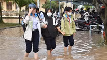 Ngôi trường thường xuyên ngập trong nước do triều cường