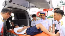 Tàu Hải quân đưa hai ngư dân lâm bệnh từ Trường Sa về Cam Ranh
