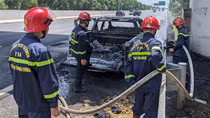 Cháy xe bán tải chở du khách trên cao tốc