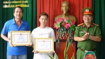 Khen thưởng 5 cá nhân tham gia truy bắt tội phạm trộm cắp và cướp tài sản