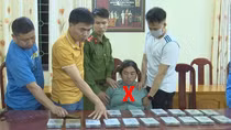 Bị bắt khi đang ôm 16 bánh heroin, dùng dao cứa cổ tự tử bất thành