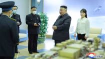 Con gái ông Kim Jong-un tháp tùng cha ra lệnh phóng vệ tinh do thám