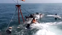 Tìm thấy 3 ngư dân, tiếp tục nỗ lực tìm kiếm 12 người còn mất tích