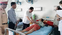 Thăm hỏi, hỗ trợ các nạn nhân vụ ôtô khách tông vào xe tải đỗ bên đường