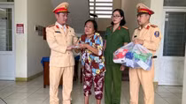 CSGT Quảng Ngãi giúp đỡ 3 bà cháu bị nhà xe bỏ rơi dọc đường
