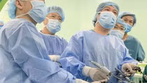 14 tuổi huyết áp tăng cao liên tục, mắc u tuyến thượng thận cả 2 bên