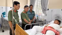 Thăm hỏi, động viên chiến sĩ Công an bị thương trong khi thực hiện nhiệm vụ