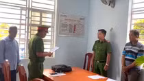 Bỏ thuốc trừ sâu xuống hồ tôm để trả thù vợ cũ