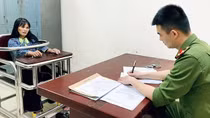 Dùng xăng và dao cản trở người thi hành công vụ