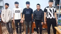 Bắt giữ người trái pháp luật và cướp xe máy để đập phá