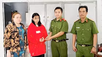 Chơi thể thao, chiến sĩ nghĩa vụ nhặt được lắc tay vàng