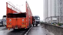 Xe đầu kéo mất lái, tông vào lan can Vành đai 3 trên cao