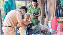 Công an Đồng Tháp đến nhà cấp CCCD cho hơn 1.000 cụ già, người bệnh