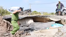 Sạt lở nghiêm trọng đê biển Đông giáp ranh hai tỉnh Bạc Liêu – Sóc Trăng